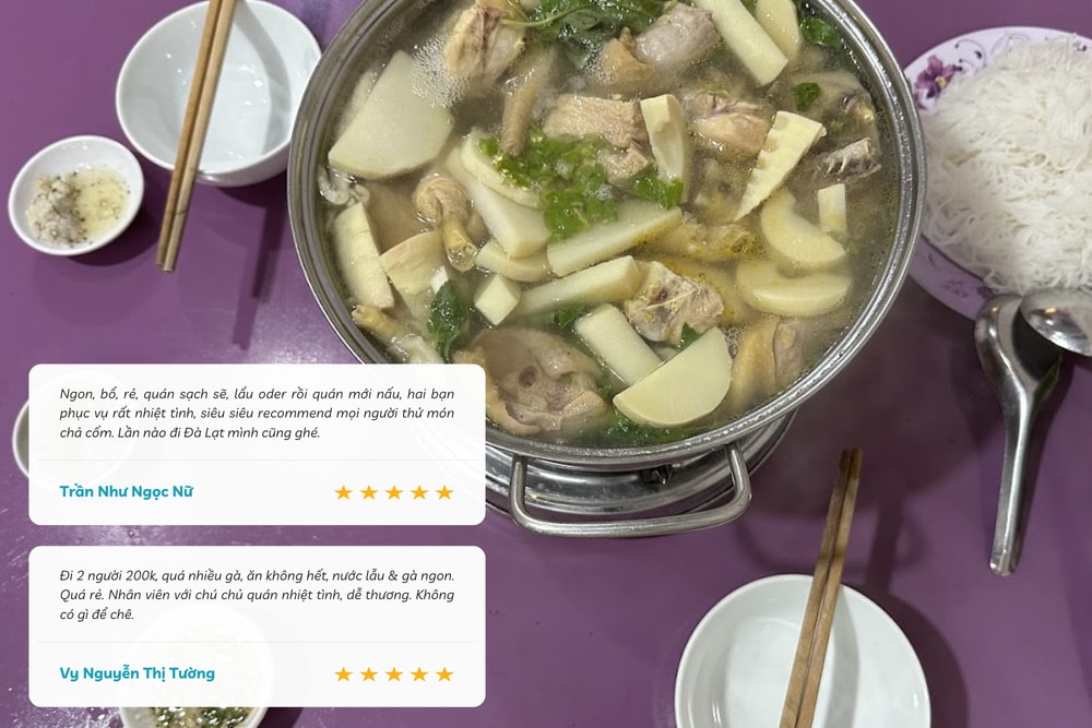 Những lát thịt gà vàng óng nổi bật giữa nước dùng sôi sùng sục, hứa hẹn một món ăn hấp dẫn